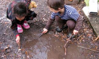 Photo by Lesley Romanoff, Takoma Park Cooperative Nursery School Children play in their mud aquarium.